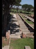 01711 ostia - regio ii - insula vii - piazzale delle corporazioni (ii,vii,4) - oestlicher porticus - gesehen vom theater.jpg